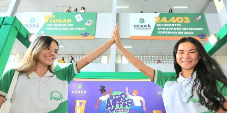 Governo do Ceará entrega novos fardamentos a mais de 93 mil alunos da rede estadual