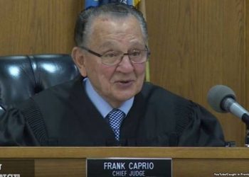 Frank Caprio, juiz americano conhecido pela empatia em julgamentos, morre aos 88 anos