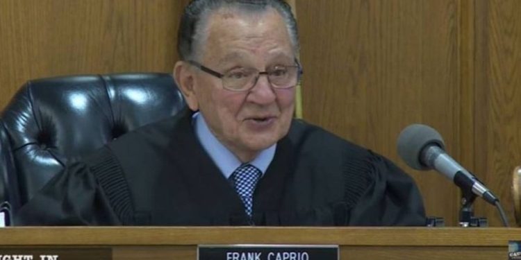 Frank Caprio, juiz americano conhecido pela empatia em julgamentos, morre aos 88 anos