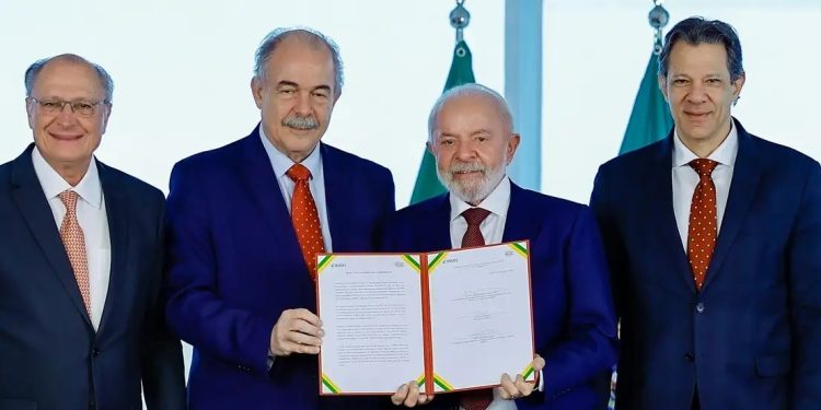 Governo anuncia R$ 12 bilhões para modernizar indústria brasileira com foco em inovação