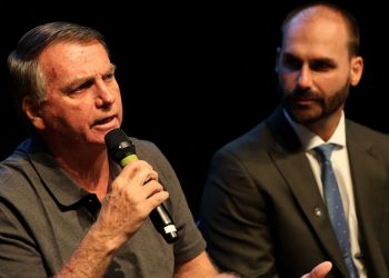 O ex-presidente Jair Bolsonaro (PL) ao lado de seu filho, o deputado federal licenciado Eduardo Bolsonaro (PL-SP) (Foto: Beto Barata/PL)