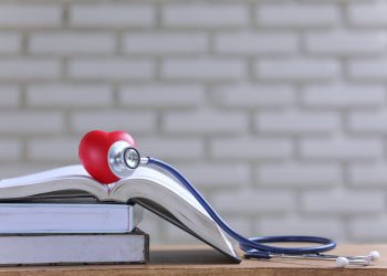 MEC irá suspender vestibular e vetar ampliação de cursos de medicina mal-avaliados (Foto: jcomp/Freepik)