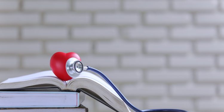 MEC anuncia punições para cursos de medicina mal avaliados no Enamed