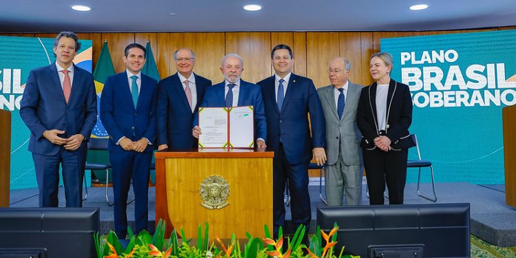 Governo lança pacote de R$ 30 bilhões para apoiar setor produtivo após tarifaço dos EUA