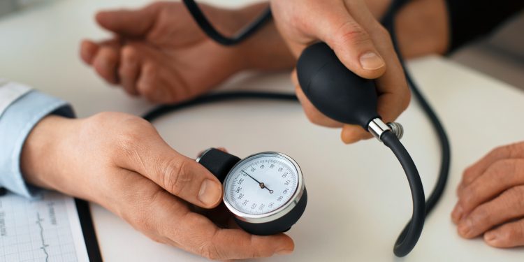 7 alimentos que ajudam a controlar a pressão alta, segundo especialistas