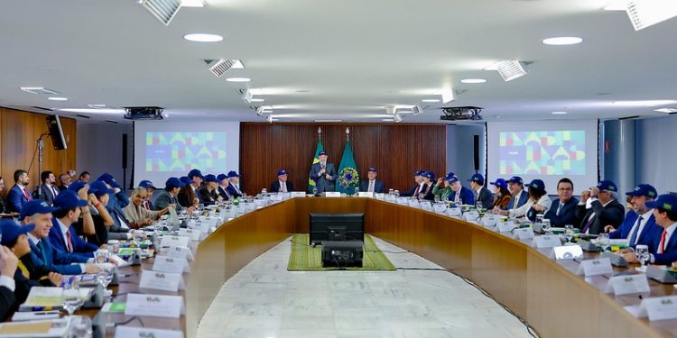 Lula reúne ministros, reforça defesa da soberania e critica Trump, Israel e Bolsonaro