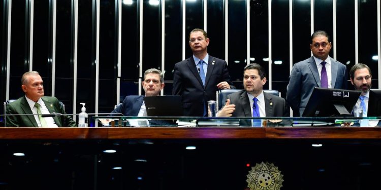 Senado aprova isenção de IR para quem ganha até dois salários mínimos