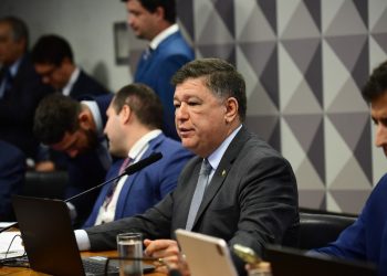 Carlos Viana (Podemos-MG), apoiado pela oposição, venceu Omar Aziz (PSD-AM), da bancada do governo; presidente da CPMI prometeu investigação "séria e isenta" (Foto: Saulo Cruz/Agência Senado)