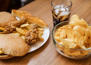 Ceará sanciona lei que proíbe ultraprocessados nas escolas públicas até 2027