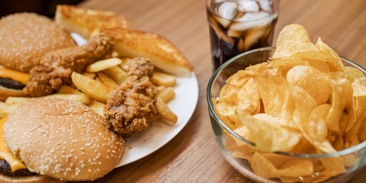 Ceará sanciona lei que proíbe ultraprocessados nas escolas públicas até 2027