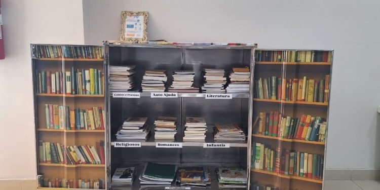 Leitura em Movimento: projeto do Hospital Regional do Cariri leva livros a pacientes internados