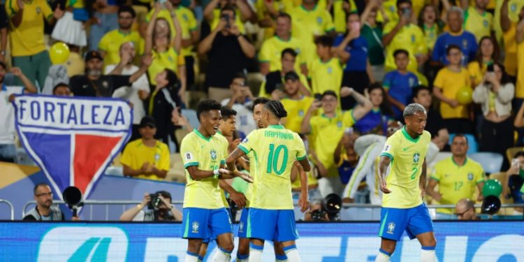 Seleção brasileira goleia Chile no Maracanã e encerra campanha em casa nas Eliminatórias