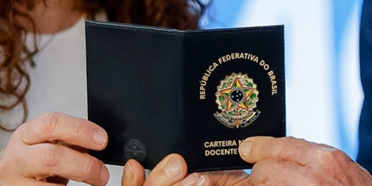 Carteira Nacional de Docente garantirá benefícios culturais, descontos e cartão de crédito exclusivo para professores