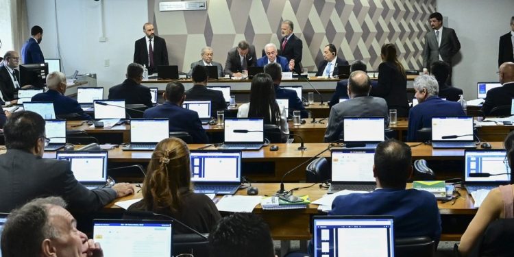 Em votação unânime, CCJ do Senado rejeita PEC da Blindagem e enterra a proposta