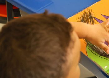 Ceará aprova auxílio financeiro para crianças e adolescentes órfãs da Covid-19; saiba valor