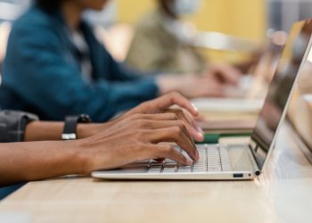 Matrículas em EAD quase quadruplicam no ensino superior em 10 anos