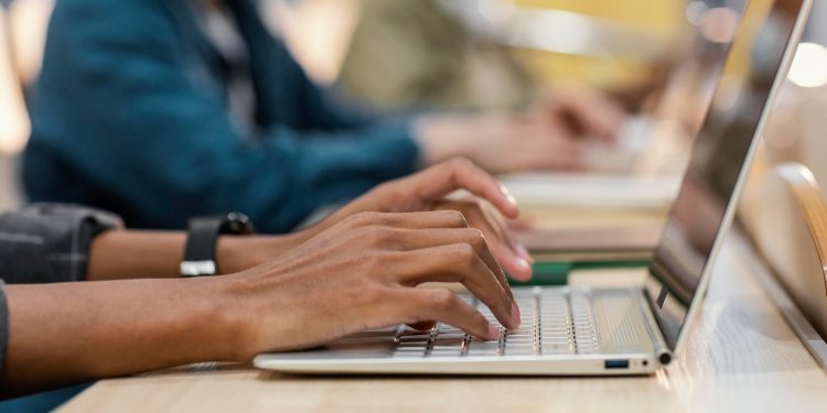 Matrículas em EAD quase quadruplicam no ensino superior em 10 anos