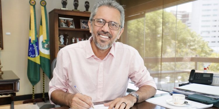 Elmano assina mensagem que autoriza doação de terreno para Hospital Universitário da UFCA em Juazeiro do Norte