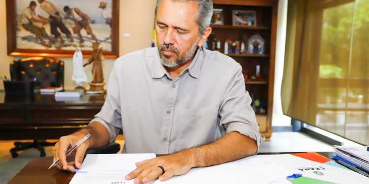Elmano envia à Alece projeto que garante auxílio a órfãos da Covid-19 no Ceará