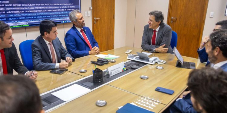 Elmano de Freitas busca novos investimentos para o Ceará em reuniões em Brasília