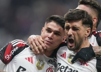 Flamengo vira sobre Corinthians em Itaquera e dispara na liderança do Brasileirão