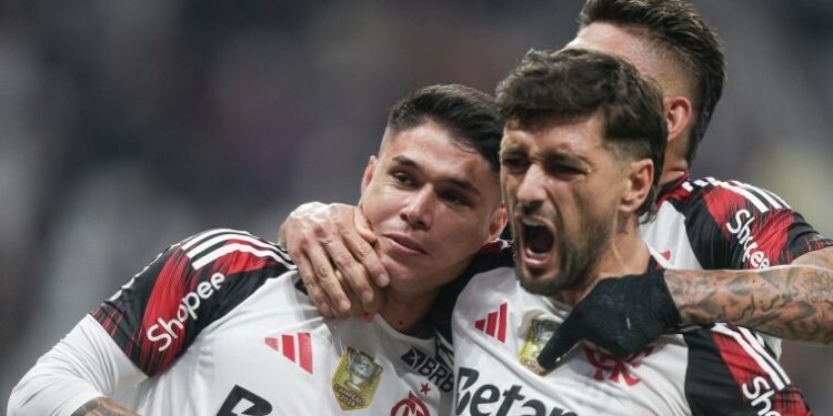 Flamengo vira sobre Corinthians em Itaquera e dispara na liderança do Brasileirão