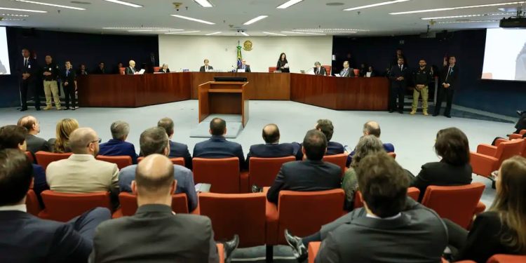 Após pedido de Moraes, STF terá sessão extra para julgar Bolsonaro e aliados