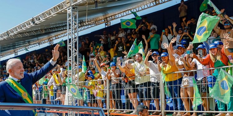 Lula abre desfile do 7 de Setembro em Brasília sob gritos de “sem anistia” e “soberania não se negocia”