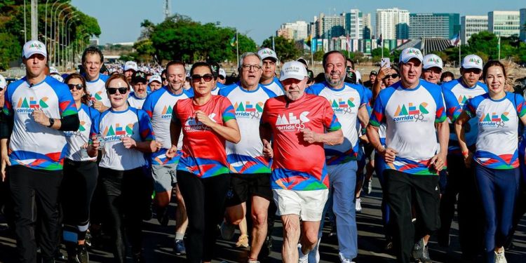 Lula participa de caminhada em comemoração aos 95 anos do MEC em Brasília