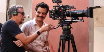 O diretor Kleber Mendonça Filho e Wagner Moura conversam nos bastidores de 'O agente secreto' (Foto: Divulgação)