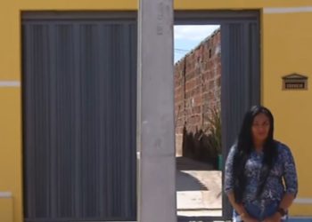Poste de alta tensão instalado em frente à garagem gera transtornos para moradora no Crato