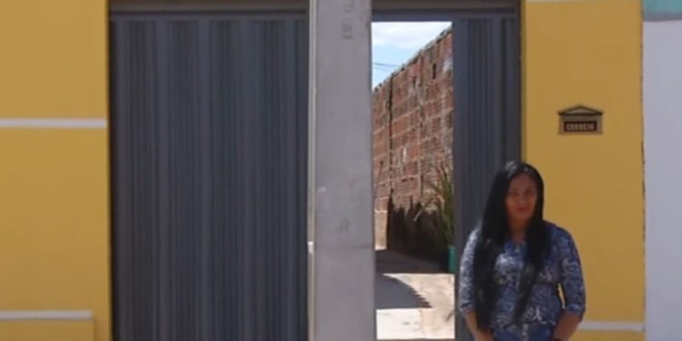 Poste de alta tensão instalado em frente à garagem gera transtornos para moradora no Crato