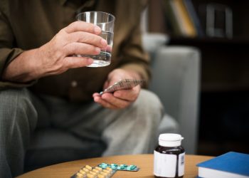 Estudo aponta que paracetamol e ibuprofeno podem contribuir para resistência a antibióticos