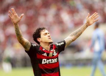 Flamengo vence Palmeiras em jogo eletrizante no Maracanã e encosta na liderança do Brasileirão