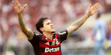 Flamengo vence Palmeiras em jogo eletrizante no Maracanã e encosta na liderança do Brasileirão