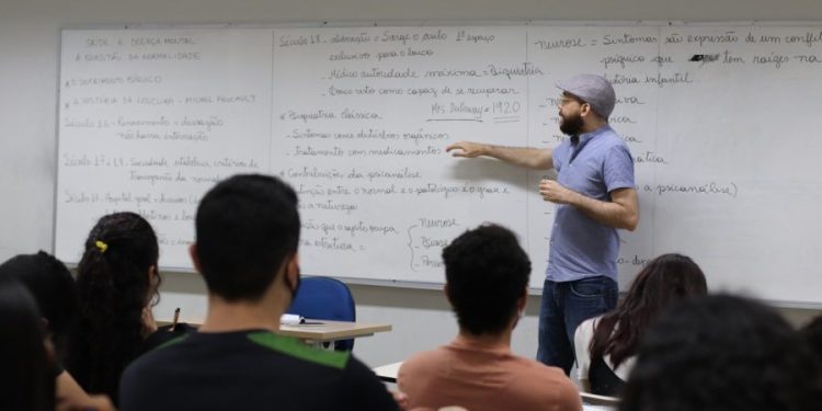 UFCA abre inscrições para seleção de professores substitutos com salários de até R$ 9 mil