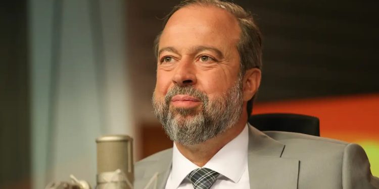 Governo descarta horário de verão neste ano, diz ministro de Minas e Energia
