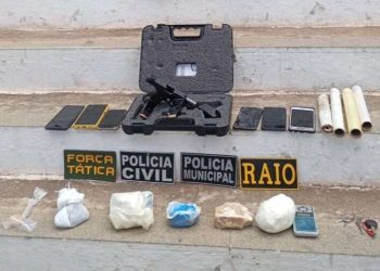 Polícia prende dois homens e apreende drogas e armas em operação no Crato