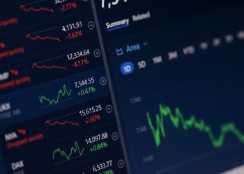 Bolsa bate novo recorde com otimismo após encontro entre Lula e Trump; dólar cai a R$ 5,36