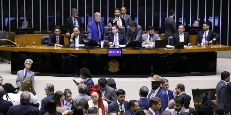 Câmara derruba medida provisória que aumentava tributos e impõe derrota ao governo Lula