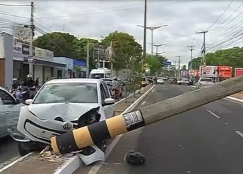 Carro bate em poste e causa transtornos no trânsito de Juazeiro do Norte