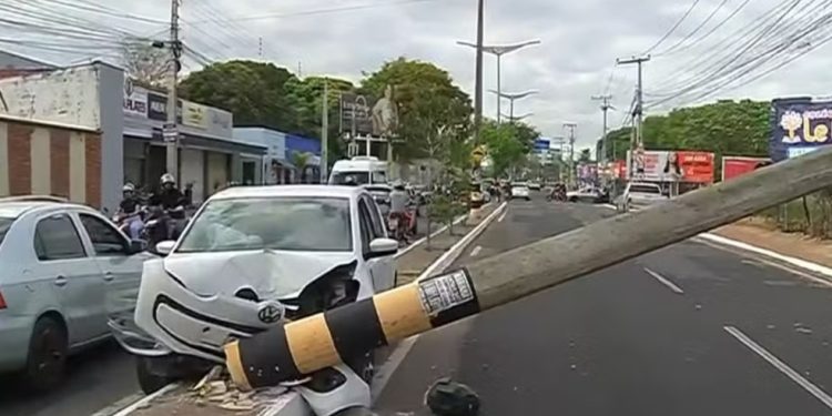 Carro bate em poste e causa transtornos no trânsito de Juazeiro do Norte