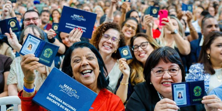 Professores de todo o país já podem solicitar a Carteira Nacional Docente com descontos e benefícios