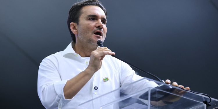 Celso Sabino recua e permanece no Ministério do Turismo após apoio de deputados