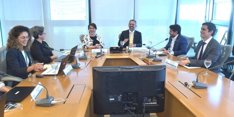 Elmano de Freitas busca novos investimentos para o Ceará em reuniões com Petrobras e BNDES