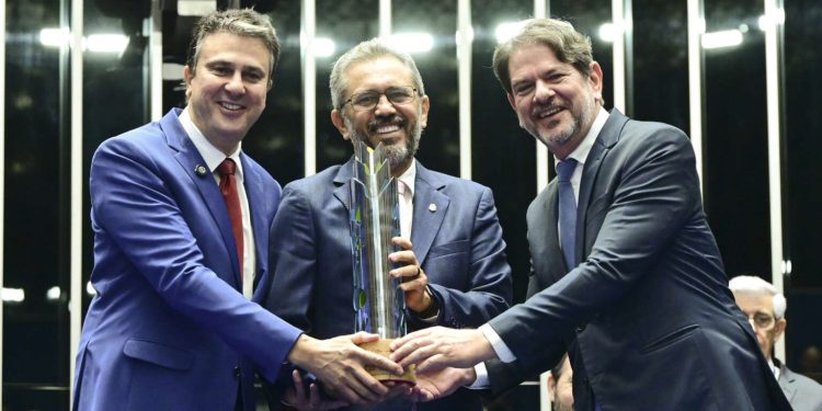 Governador Elmano de Freitas é homenageado pelo Senado por destaque na educação infantil