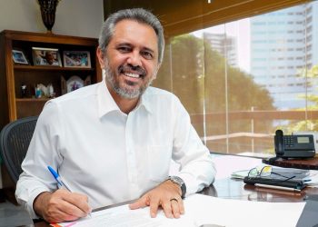Governador Elmano de Freitas sanciona Refis 2025 com descontos de até 100% em juros e multas