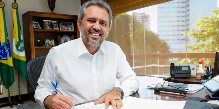 Governador Elmano de Freitas sanciona Refis 2025 com descontos de até 100% em juros e multas