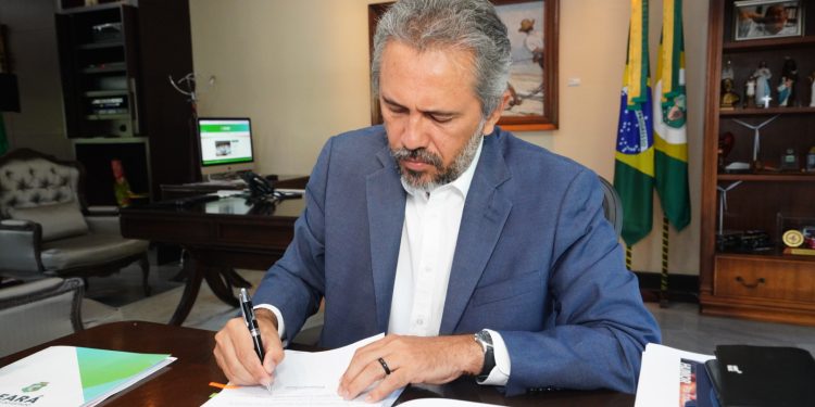Elmano sanciona lei que autoriza compra de férias de policiais para reforçar segurança no Ceará