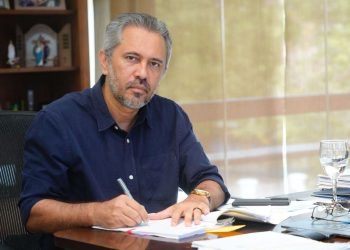 Elmano sanciona lei que garante auxílio de R$ 500 a órfãos da Covid-19 no Ceará